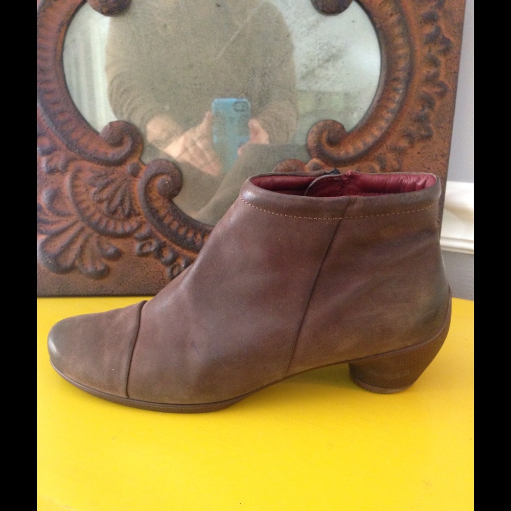 ECCO SZ 10 OR UK 40 BROWN LEATHER ANKLE BOOT A05